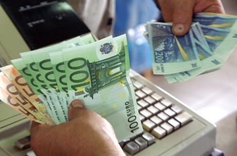 Handlowcy apelują do społeczeństwa, żeby lity na euro wymieniali w bankach i kantorach, a nie podczas zakupów w sklepach    Fot. Marian Paluszkiewicz