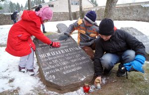 Cmentarzem uczonych w Jaszunach opiekują się uczniowie z polskiego Gimnazjum im. Michała Balińskiego Fot. Marian Paluszkiewicz 