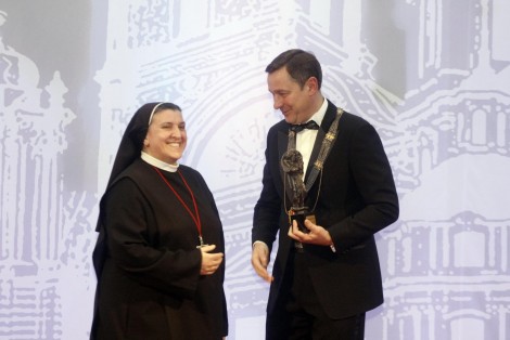Mer Artūras Zuokas siostrze Michaeli Rak wręczył statuetkę św. Krzysztofa w nominacji „Za anioła miłosierdzia nad Wilnem”  Fot. ELTA 