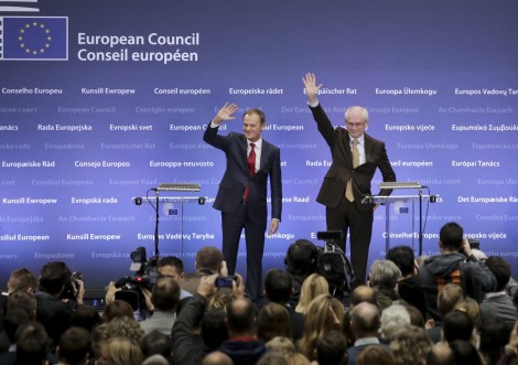 Donald Tusk i Van Rompuy podczas uroczystości zmiany warty na stanowisku przewodniczącego Rady Europy Fot. EPA-ELTA