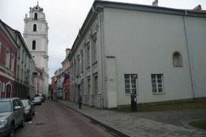 Skwer przy ul. Świętojańskiej (obok Ambasady RP na Litwie), na którym  znajdowała się kamienica należąca do Wawrzyńca Gucewicza Fot. Justyna Giedrojć 