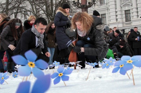 Dziś symbolem tragicznych wydarzeń 13 stycznia 1991 roku na Litwie stają się niezapominajki, które mają przypominać nam o poległych w obronie niepodległości kraju Fot. Marian Paluszkiewicz