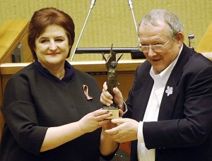 Adam Michnik podczas obchodów Dnia Obrońców Wolności odbiera litewską Premię Wolności Fot. ELTA