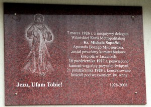 Tablica pamiątkowa na ścianie kościoła w Jaszunach Fot. Marian Paluszkiewicz