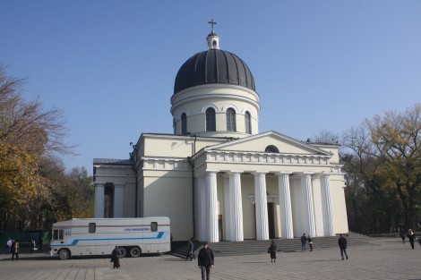 Najlepiej w Kiszyniowie wygląda odnowiona klasycystyczna katedra Narodzenia Pańskiego, która posiada rangę głównej prawosławnej świątyni Mołdawii Fot. Waldemar Szełkowski