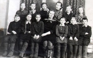 Członkowie kółka plastycznego na Igarce. Rok 1951. W centrum nauczycielka Mirza Kangars. Pierwszy od prawej Piotr Ibiański Fot. z archiwum