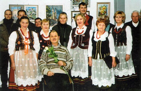 Autor wśród uczestników zespołu folklorystycznego „Kotwica” Fot. z archiwum