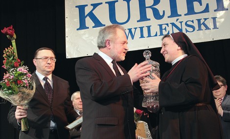 Kryształowy puchar zwyciężczyni plebiscytu wręczył Zygmunt Klonowski Fot. Marian Paluszkiewicz