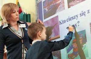 Lekcja języka polskiego przy tablicy interaktywnej w klasie drugiej u Teresy Pawłowskiej Fot. Marian Paluszkiewicz