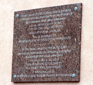 W 2003 roku odsłonięto dwujęzyczną tablicę pamiątkową na domu nr 6 przy ul. Połockiej Fot. Marian Paluszkiewicz