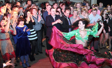 Na tradycyjnej zabawie zapustowej w DKP bawiło się prawie pół tysiąca osób Fot. Marian Paluszkiewicz