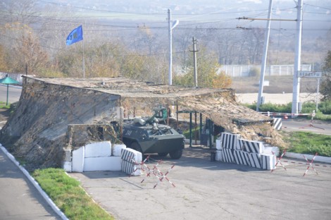 Przed mostem na Dniestrze, podobnie jak na przedpolach miasta, pod maskującą siatką i błękitną flagą, ustawione są BTR-y Fot. Waldemar Szełkowski