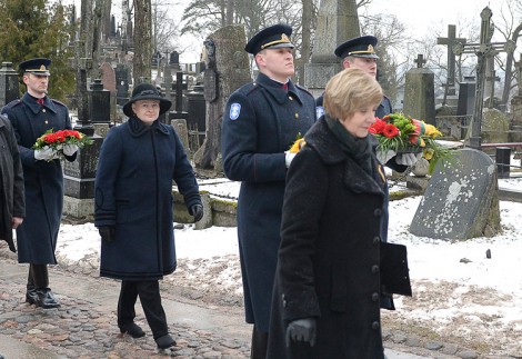 Złożenie wieńca na grobie patriarchy litewskiej niepodległości Jonasa Basanavičiusa jest jedną z najważniejszych ceremonii państwowych obchodów święta  Fot. lrp.lt