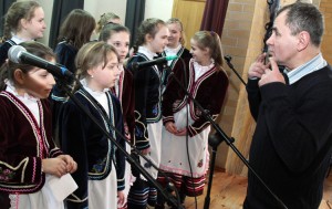Podczas uroczystości nie mogło zabraknąć wkładu uczniów, którzy pod opieką Edwarda Mogilnickiego, kierownika chóru, przygotowali występ Fot. Marian Paluszkiewicz