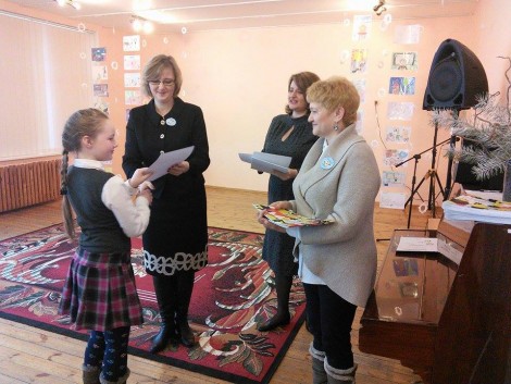  Laureaci konkursu otrzymali dyplomy oraz książkę „Bajka o Jasiu”