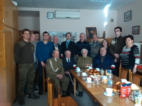 Młodzież odwiedziła kombatantów podczas ich zapustowego spotkania Fot. Rajmund Klonowski 