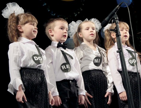  Dzieci z przedszkola w Rudominie wykonały piosenkę „Skaczące nutki” Fot. Marian Paluszkiewicz