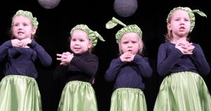 Dzieci na scenie są niezwykle bezpośrednie i autentyczne Fot. Marian Paluszkiewicz