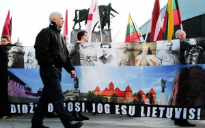 W tegorocznym marszu nacjonalistów udział wzięło kilkaset osób — kilkakrotnie mniej niż marsz zbierał w poprzednich latach  Fot. Marian Paluszkiewicz