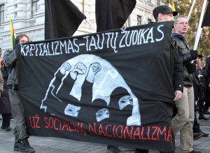 Uczestnicy marszu „Litwa dla Litwinów” otwarcie demonstrowali swoje przywiązanie do ideologii narodowego socjalizmu Fot. Marian Paluszkiewicz