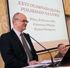 Uczestnikom olimpiady powodzenia życzył ambasador RP w Wilnie Jarosław Czubiński Fot. Marian Paluszkiewicz