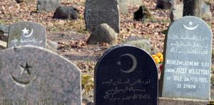  Na nagrobkach muzułmańskich widać napisy w językach arabskim, polskim, rosyjskim, litewskim  Fot. Marian Paluszkiewicz