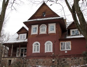  Dom nr 5 przy ul. M. K. Paca zbudowany jest w stylu „ zakopiańskim” Fot. Marian Paluszkiewicz 