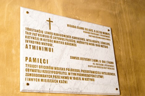 Mord w Katyniu upamiętnia tablica pamiątkowa w kościele pw. św. Rafała w Wilnie Fot. Marian Paluszkiewicz