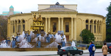 Jednym z najbardziej jaskrawych elementów dzisiejszego Kutaisi jest fontanna na Placu Dawida Agmaszenbelego Fot. Brygita Łapszewicz