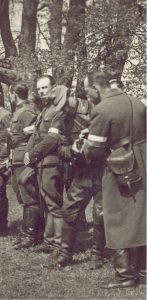 „Fakir” (w skórzanej kurtce) w czasie koncentracji „Jurandowców” (Kamionka koło Turgiel, maj 1944 r.)
