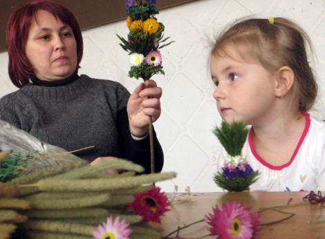 Czteroletnia Marta pomagała mamie w dobieraniu kwiatków do swojej palmy Fot. Anna Pieszko