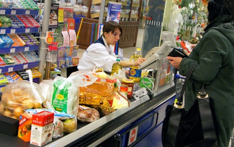 Kuszące promocje w supermarketach niekoniecznie oznaczają niższe ceny Fot. Marian Paluszkiewicz