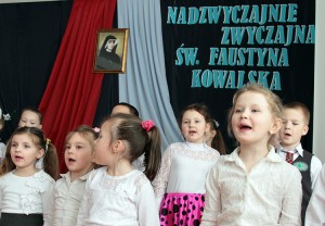 Uczniowie pryzgotowali na uroczystość nadania szkole imienia św. Faustyny program artystyczny Fot. Marian Paluszkiewicz
