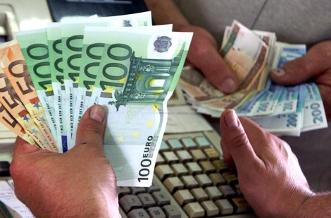 W ciągu pierwszzych trzech miesięcy tego roku banki wymieniły na euro ponad 2 mld litów Fot. Marian Paluszkiewicz