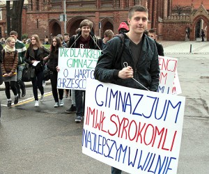 W obronie swej szkoły uczniowie bardzo licznie stawili się na wiecu Fot. Marian Paluszkiewicz