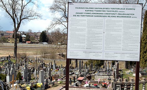 Wcześniej przed bramą cmentarną były dwie tablice z informacją — po polsku i litewsku — o cmentarzu i reglamentacją pochówków na nim   Fot. autor