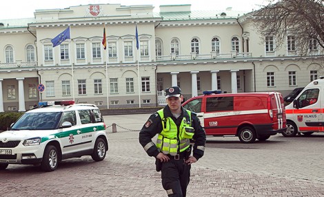 W pobliżu Pałacu Prezydenckiego pracowały licznie przybyłe służby ratunkowe Fot. ELTA