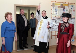  Ks. Wiktor Bogdziewicz poświęcił odnowione pomieszczenia szkolne Fot. Marian Paluszkiewicz