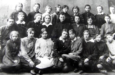 Uczniowie starszej klasy polskiej szkoły w Witebsku — początek lat 30., w centrum nauczyciel Filipecki Fot. archiwum