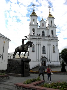 Pomnik księciu Olgierdowi, który w XIV wieku długie lata był księciem Witebska i zabytkowa cerkiew Zmartwychwstania Fot. archiwum