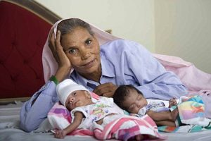 Najstarsza matka na świecie — Omkari Singh — w roku 2008 urodziła bliźnięta, będąc w wieku 70 lat                              Fot. archiwum 