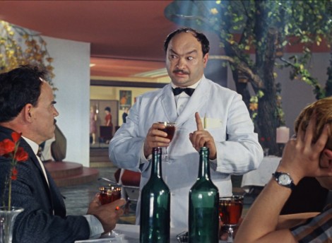 Kadr z filmu „Kaukaska branka”. Kelner właśnie mówi toast o maleńkim, ale bardzo dumnym ptaszku Fot. archiwum