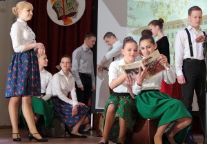 „Szkołę w ruchu” świetnie odzwierciedlił teatralny występ uczniów w strojach z lat 60. Fot. Marian Paluszkiewicz