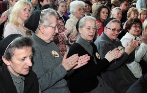 Na uroczystość przybyły od lat zaprzyjaźnione ze szkołą siostry ze Zgromadzenia Sióstr Urszulanek Serca Jezusa Konającego Fot Marian Paluszkiewicz