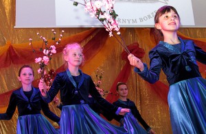 Uroczy taniec wiosny zachwycił zebranych gości Fot. Marian Paluszkiewicz