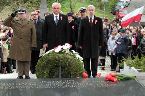 W święto Konstytucji 3 Maja przedstawiciele polskiej dyplomacji i społeczności polskiej tradycyjnie złożyli wieńce i kwiaty Fot. Marian Paluszkiewicz