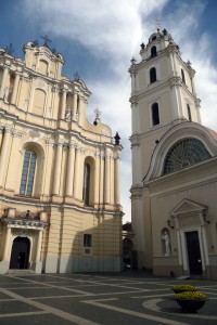 Najbardziej malownicza część zespołu budowli akademickich — kościół pw. św. św. Janów ze stojącą obok dzwonnicą Fot. Justyna Giedrojć 
