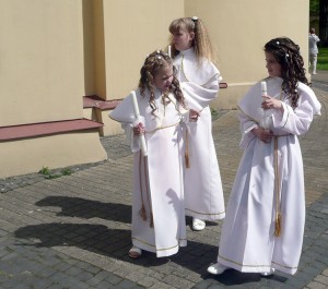 W niektórych parafiach obowiązuje założenie alby podczas uroczystości w kościele Fot.  Justyna Giedrojć