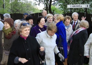 Uczestnicy Dnia Pamięci na ulicy noszącej imię Zofii Gulewicz Fot. Jerzy Karpowicz