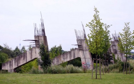 Sterczące z ziemi żelbetonowe kikuty konstrukcji „stadionu narodowego” na Górze Szeszkińskiej                 Fot. archiwum